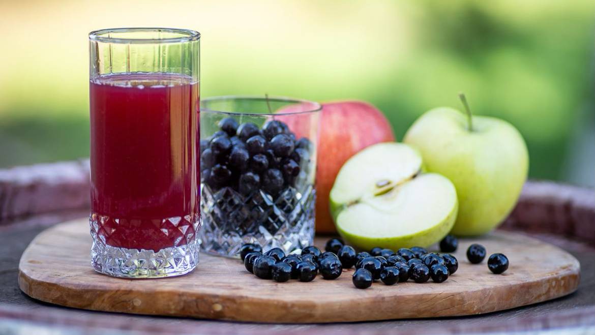 Suc natural de mere și aronia